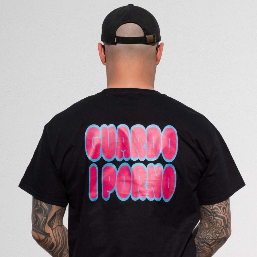 Persona che indossa My Hobby T-Shirt UNISEX con stampa ironica sul retro - Dildon