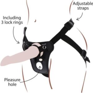 Imbracatura strap on Get Real nera indossata, con cinturini regolabili e dildo montato a scopo illustrativo