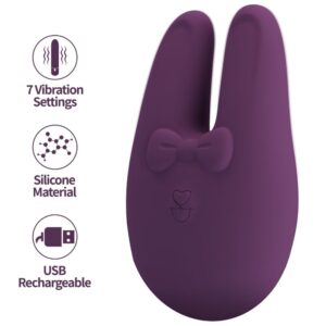 Lo stimolatore clitorideo Bunny di Romance è un toy compatto pensato per concentrare le vibrazioni sulle zone esterne più sensibili. La particolare silhouette ispirata a un coniglietto non è quindi soltanto una scelta estetica: le due estremità permettono di orientare facilmente la stimolazione e sperimentare con posizione e pressione. Morbido al tatto, maneggevole e dotato di 7 modalità di vibrazione, Bunny permette di cambiare ritmo in base alle proprie preferenze. El Arte del Placer Stimolatore clitorideo Bunny: 7 modi per trovare il tuo ritmo Bunny mette a disposizione 7 modalità di vibrazione, così puoi passare tra sensazioni differenti senza interrompere il momento. Non c'è un'impostazione giusta per tutti: partire con calma e sperimentare è il modo migliore per capire quale ritmo preferisci. La forma compatta permette inoltre di guidare facilmente il toy con la mano e indirizzare le vibrazioni dove desideri. È progettato principalmente come stimolatore esterno, quindi non è necessario complicare le cose: scegli la zona, cambia modalità e lascia decidere al tuo corpo. El Arte del Placer Morbido silicone e design Bunny Il corpo è realizzato in silicone morbido al tatto. La silhouette Bunny e il piccolo fiocco in rilievo gli danno invece quel tocco giocoso che lo distingue dai classici stimolatori dalla forma essenziale. El Arte del Placer Il viola fa il resto. Perché discreto nelle dimensioni non deve necessariamente significare anonimo. Ricaricabile tramite USB Bunny è ricaricabile tramite USB, quindi non richiede pile usa e getta. Una volta caricato, puoi utilizzare il comando integrato per accenderlo e passare tra le 7 modalità disponibili. La ricarica USB è indicata sia nell'immagine del prodotto sia nelle specifiche reperibili per questo modello. sexshop-online.com Come usare Bunny Puoi appoggiare delicatamente le estremità sulle zone esterne che desideri stimolare e iniziare da una modalità confortevole. Prova a modificare gradualmente ritmo, pressione e posizione: anche piccoli cambiamenti possono produrre sensazioni molto diverse. Il formato maneggevole lo rende adatto sia ai momenti in autonomia sia come elemento da aggiungere ai giochi di coppia. Love Store Pulizia e manutenzione Dopo ogni utilizzo, pulisci accuratamente la superficie e lascia asciugare completamente Bunny prima di riporlo. Non lo definirei invece impermeabile nella scheda Dildon: questo dato non compare nell'immagine fornita e le fonti che identificano il modello non mi danno una conferma sufficientemente solida. Eviterei quindi anche di suggerire l'immersione completa in acqua. Sette modalità, due orecchie e parecchie possibilità: scegli il ritmo e lascia che Bunny faccia la sua parte.